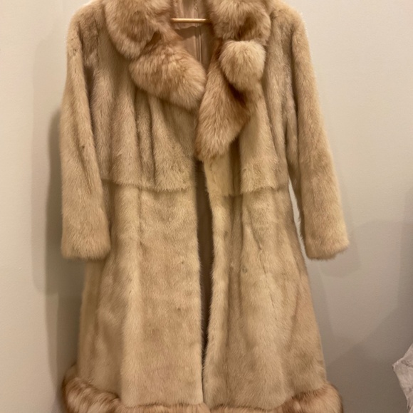Elegant Cream Fur Coat - Picture 4 of 4